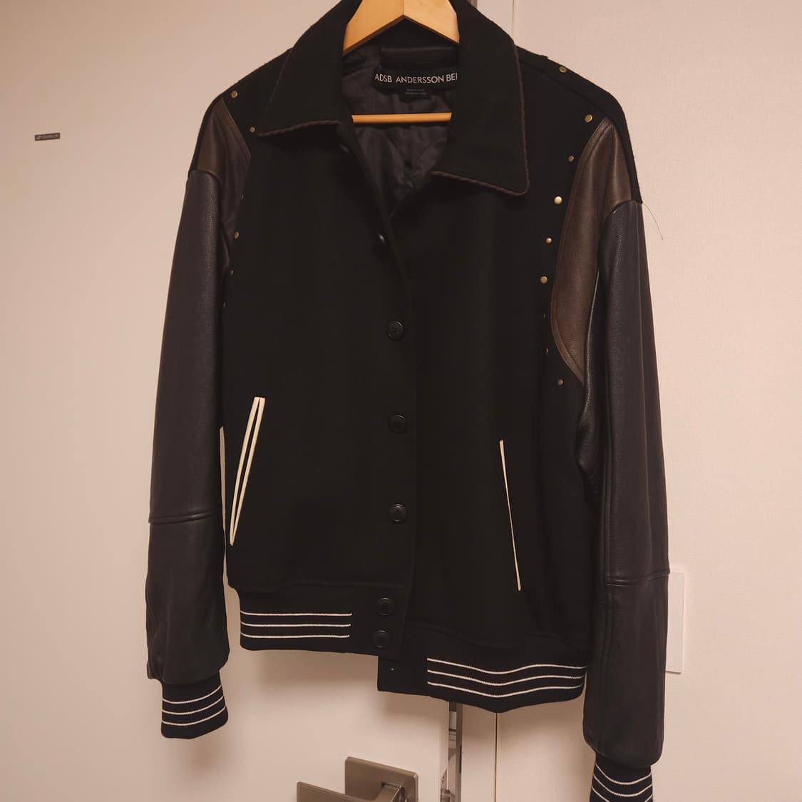 [L] 앤더슨벨 레더트리밍 스테디움 점퍼 상품이미지1