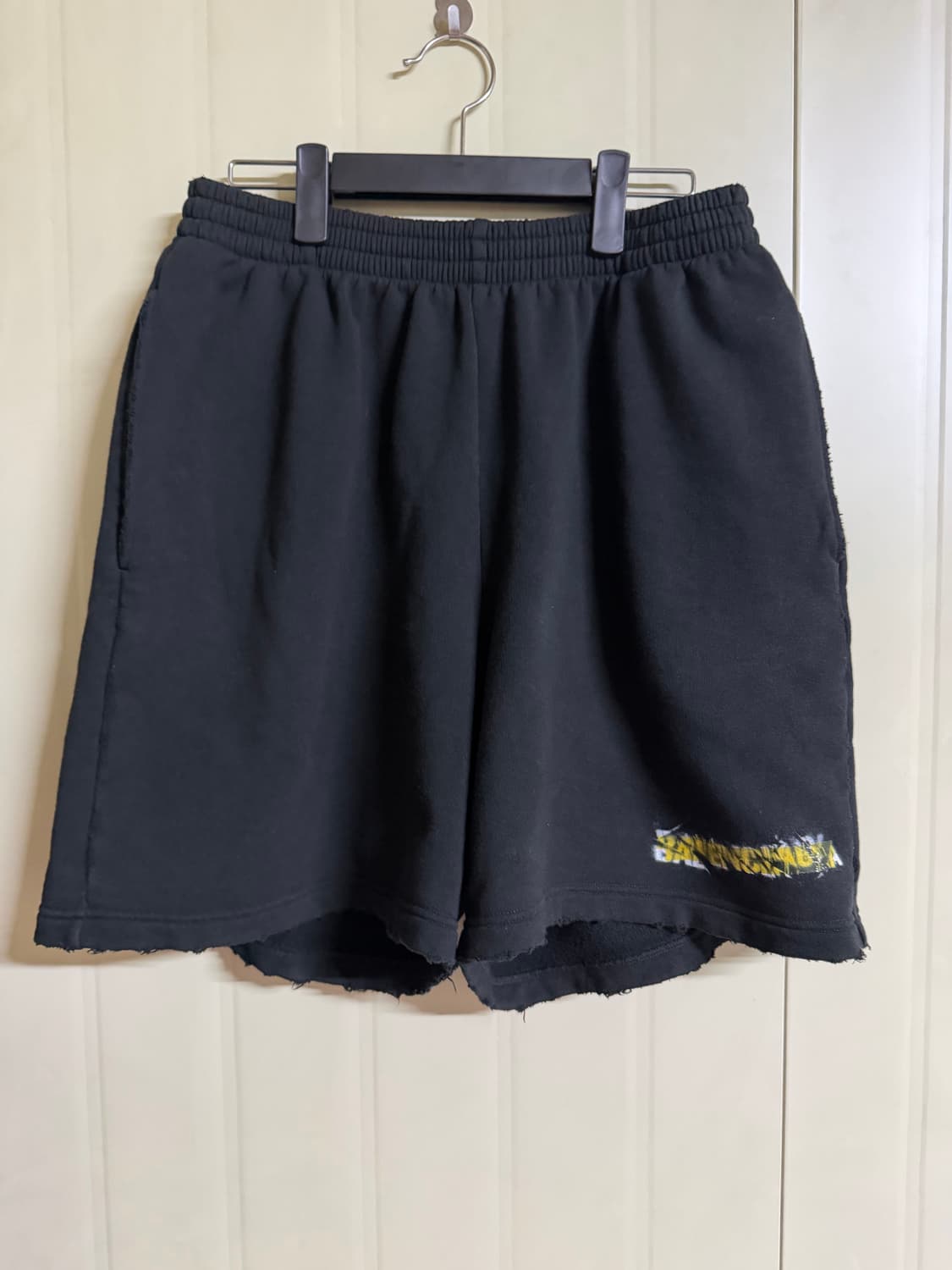 발렌시아가(Balenciaga) 스프레이 폰트 스웨트 쇼츠 s 블랙 상품이미지1
