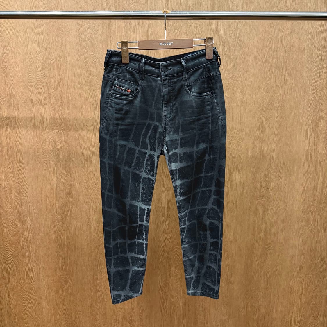 디젤 데님 팬츠 스케일 패턴 백밴딩 로고 패치 백포켓 디테일 흑청 상품이미지2