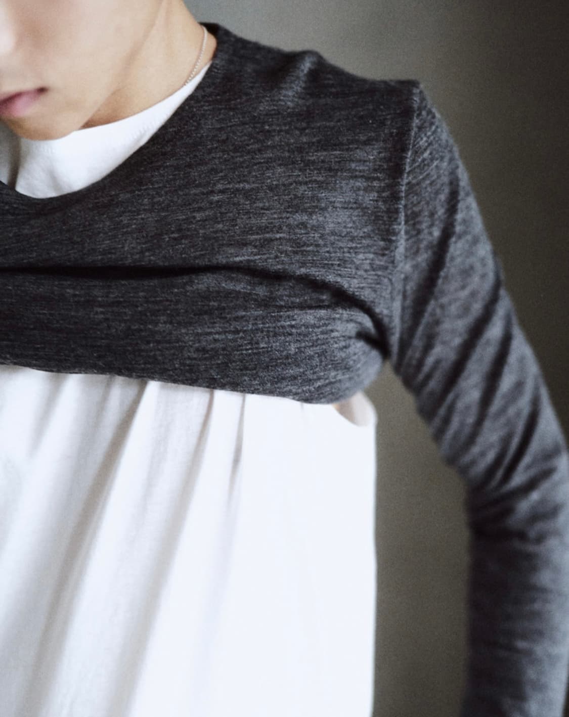 mono prive 텍스쳐 롱슬리브 차콜 1 상품이미지1