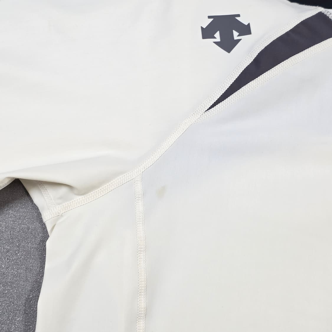 95) 데상트 후드 경량 스판 바람막이 아이보리 상품이미지4