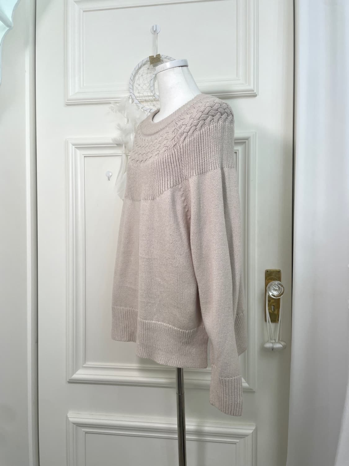 ivory shoulder twist reglan over sweater 상품이미지2