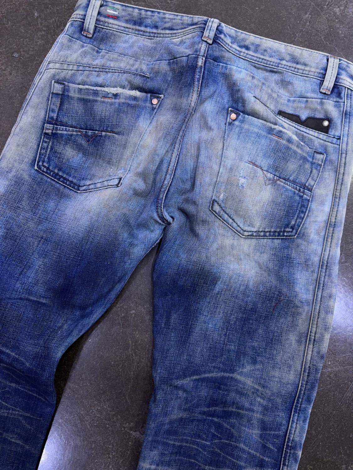 디젤 대런 빈티지 워싱 레귤러 슬림 테이퍼드핏 데님팬츠 32 상품이미지8