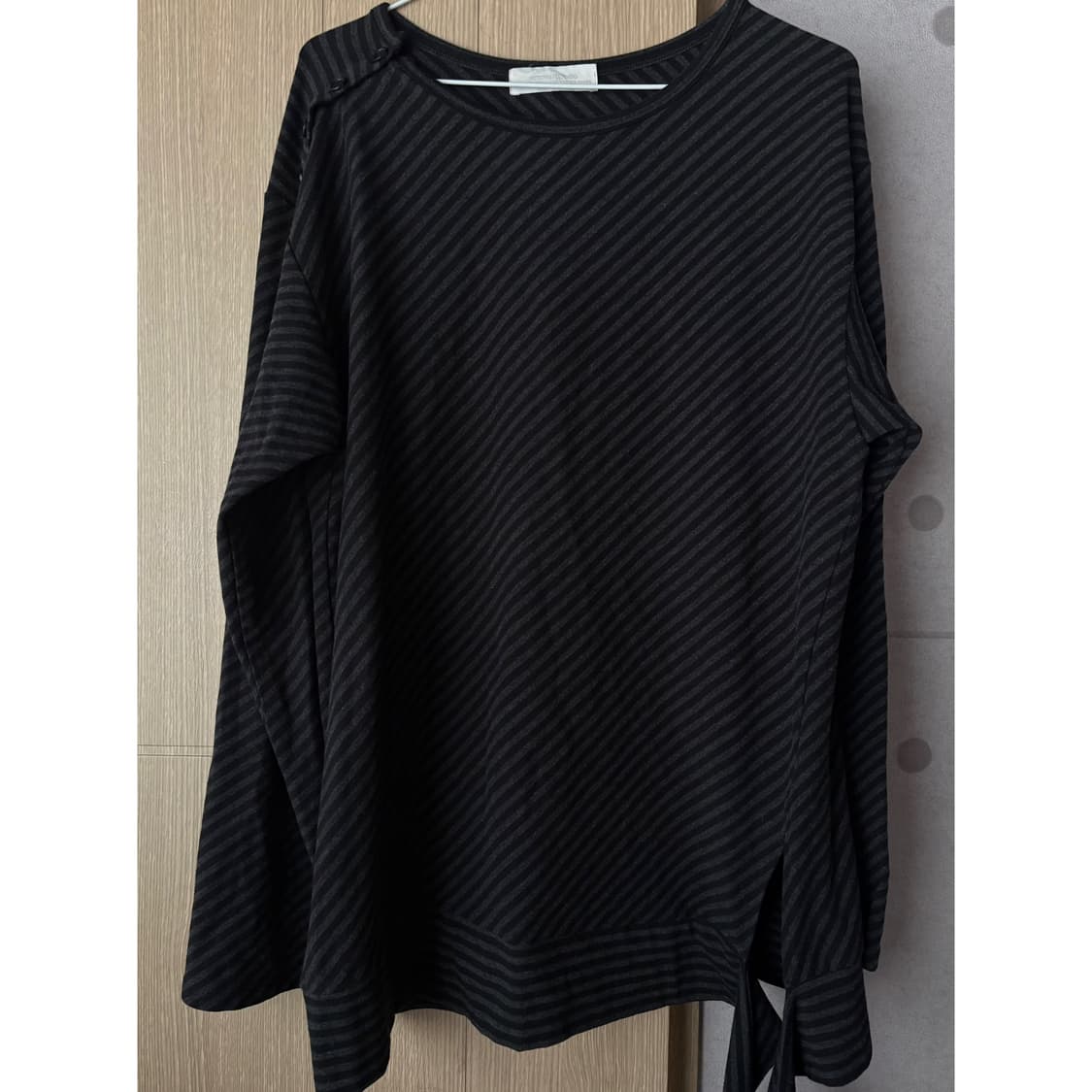 낫띵에브리띵 DIAGONAL STRIPE DETAIL TOP 상품이미지3