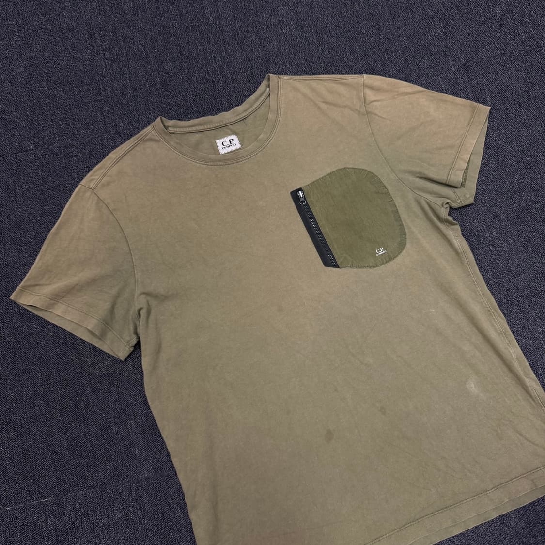 CP컴퍼니 포켓 카키 반팔티 상품이미지2