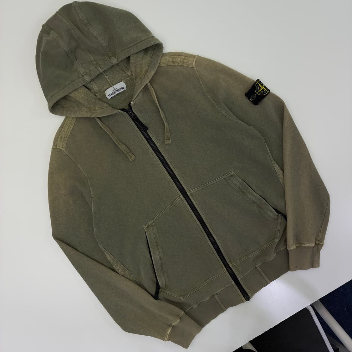 Stone Island  스톤 아일랜드 와펜 워시드 카키 후드집업 상품이미지2