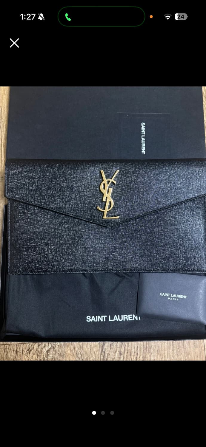 생로랑 업타운 모노그램 로고 캐비어 클러치백 블랙 상품이미지1