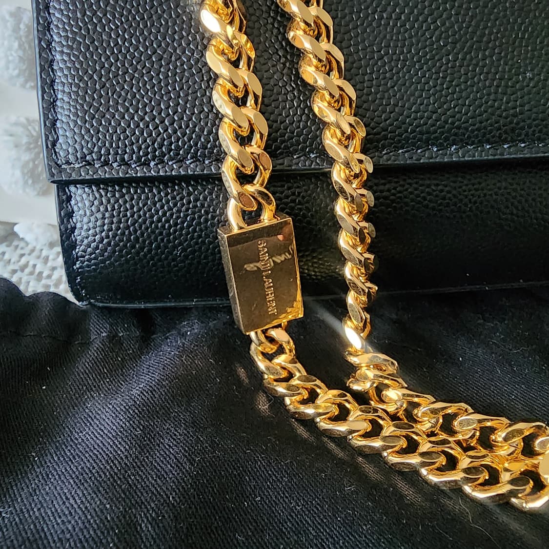 전시품급 생로랑 케이트 그랑드 뿌드르 카프스킨 금장 체인백 미디엄 블랙 상품이미지3