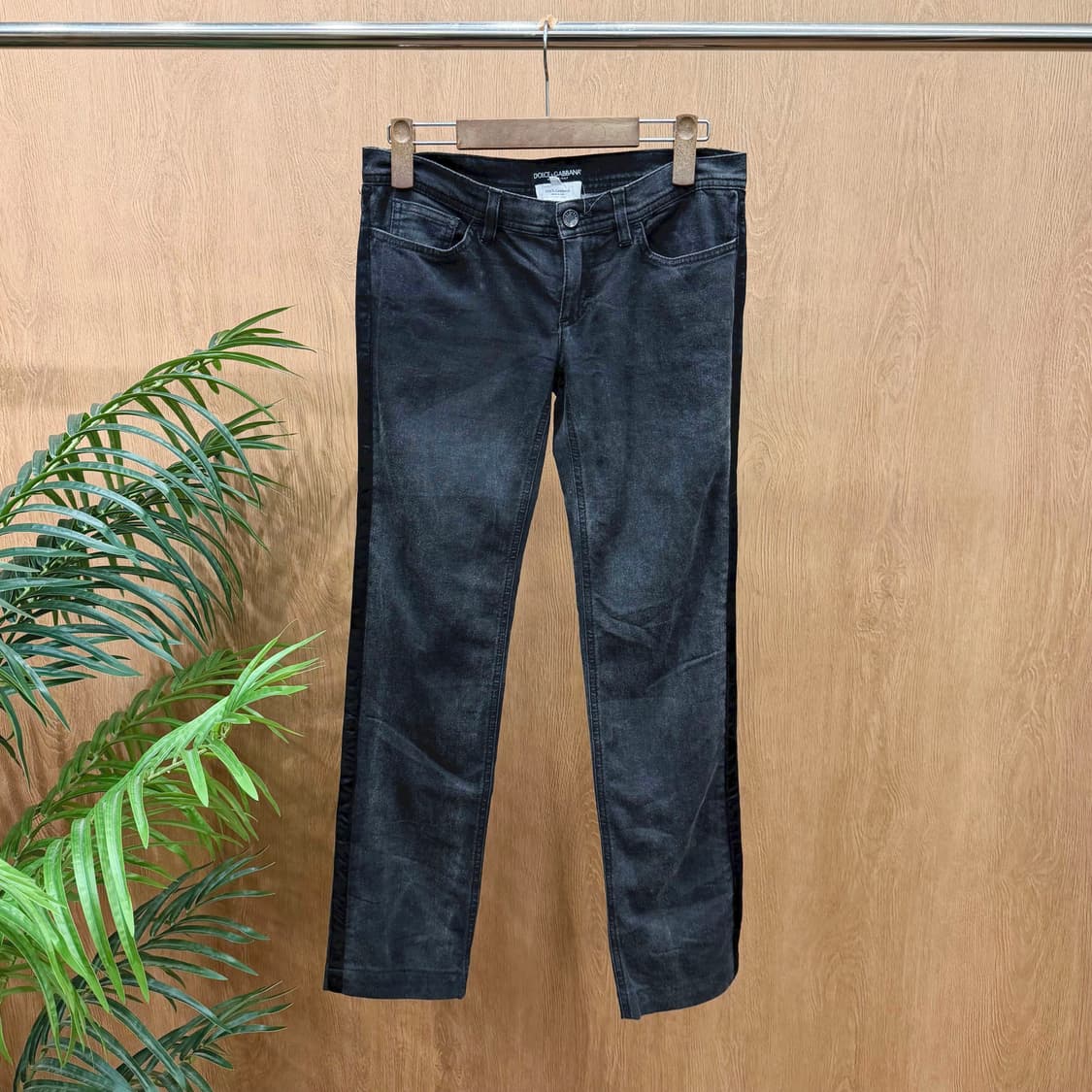 돌체앤가바나 데님 팬츠 사이드 블랙 라인 백포켓 골드 로고 디테일 흑청 상품이미지1