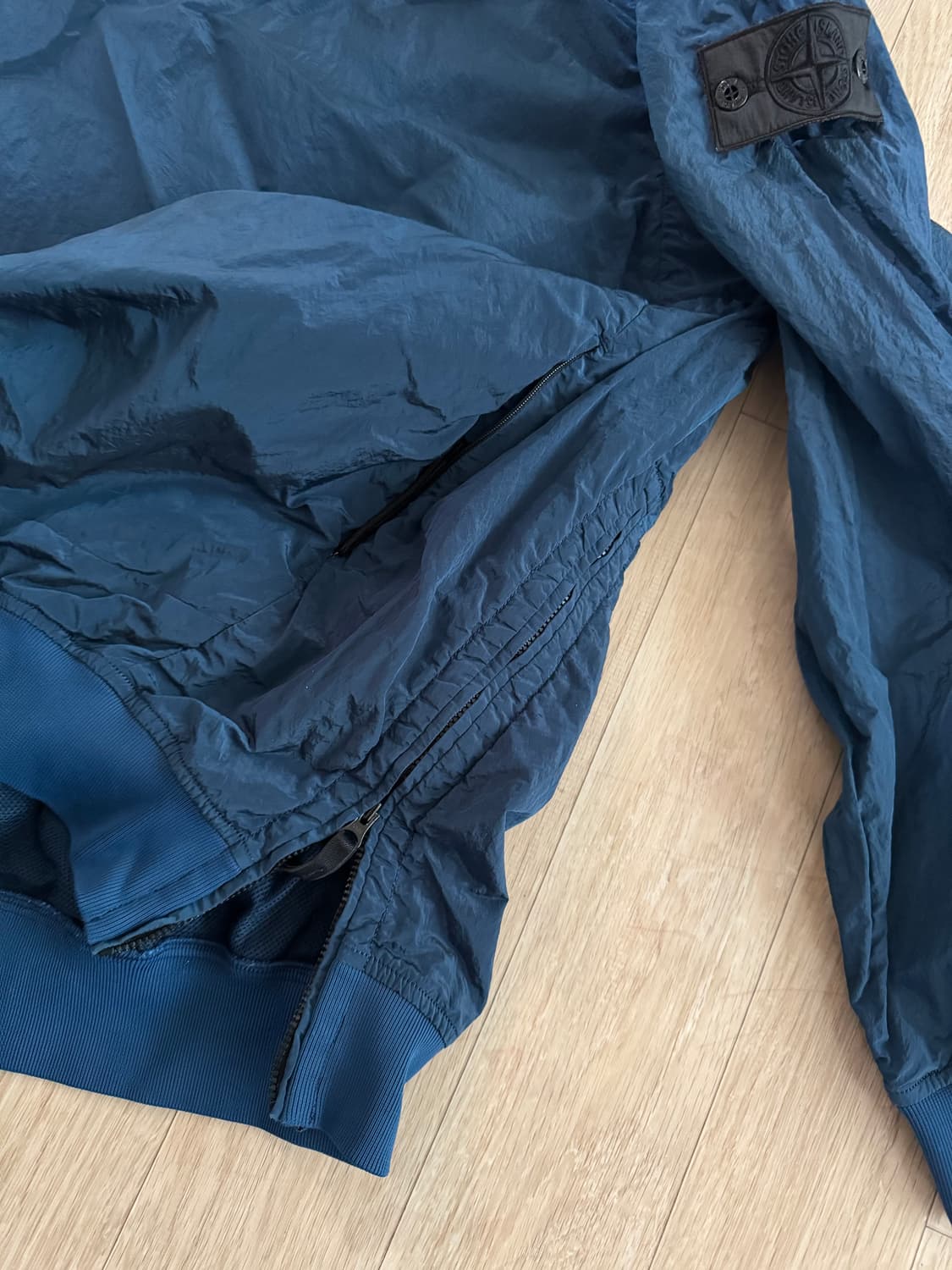 스톤아일랜드 나일론메탈 맨투맨 블랙와펜 상품이미지3