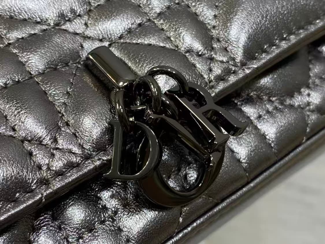 디올 크로스 백시그니처 넝쿨 체크로 클래식한 레터링 참장식
 상품이미지6