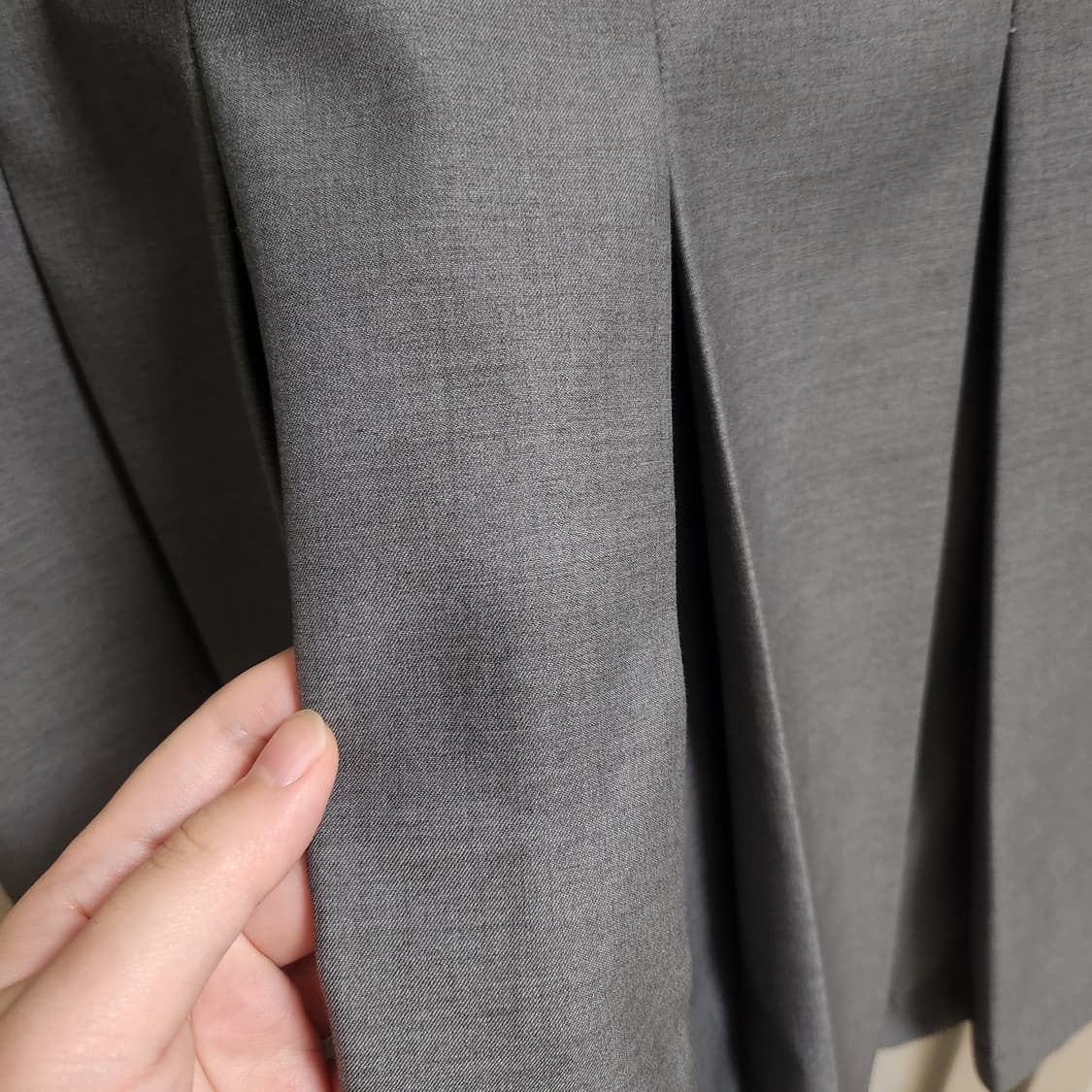 므넴 치마 므넴 스커트 루프 플릿티드 미디 그레이 mnem 제작 상품이미지4