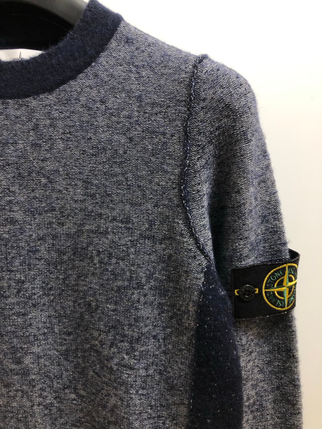 [S] 스톤아일랜드 11주년 와펜 크루넥 배색 니트 네이비 상품이미지3