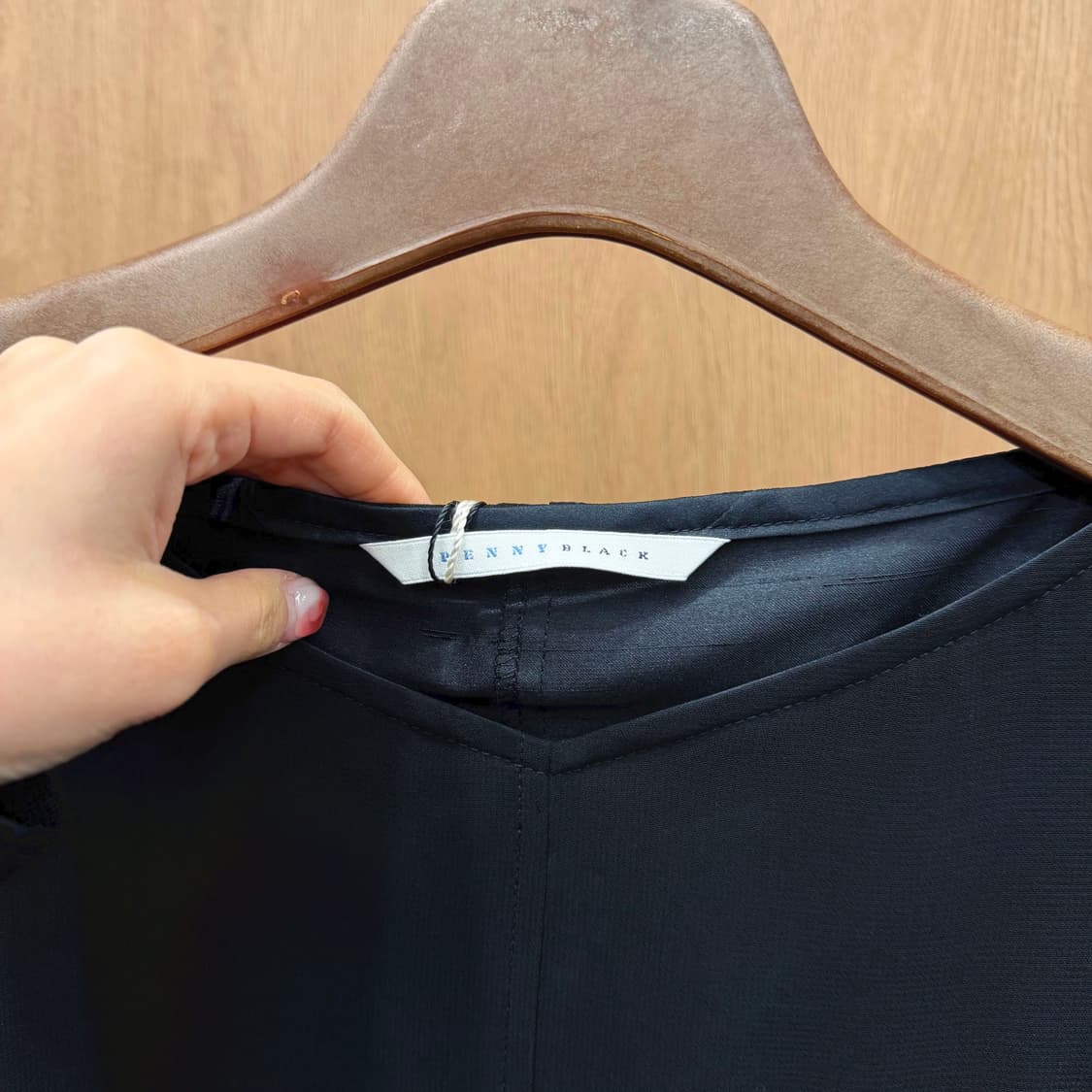 막스마라 페니블랙 브이넥 미디 원피스 시어 슬리브 쉬폰 배색 디테일 블랙 상품이미지6