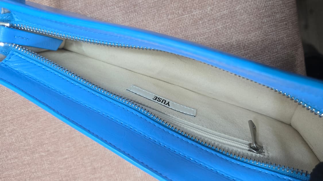 유즈(YUSE)의 비비드 블루 레더 크랙 미니 숄더백 상품이미지7