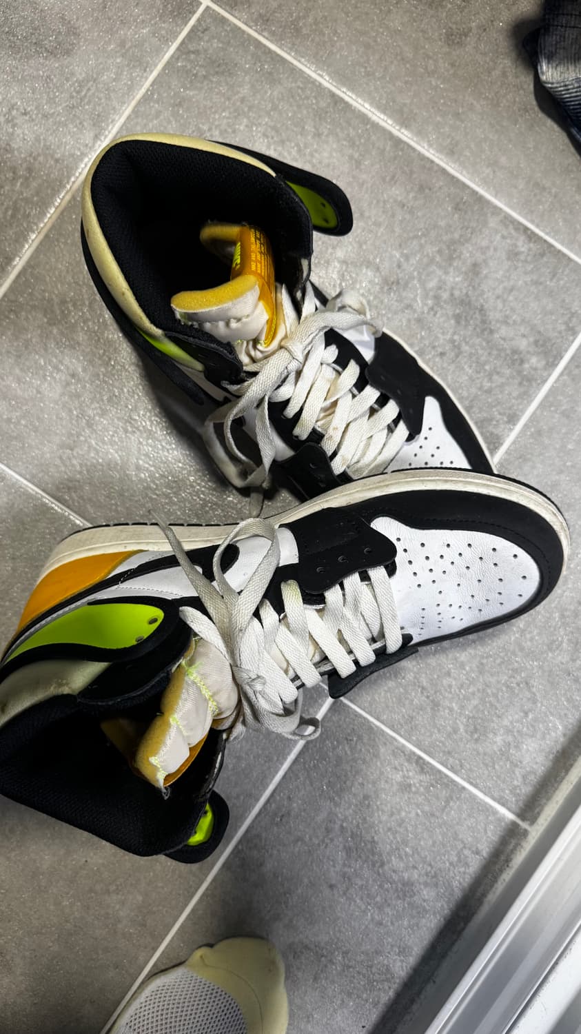 나이키 에어 조던 1 레트로 하이 OG 볼트 골드 상품이미지1