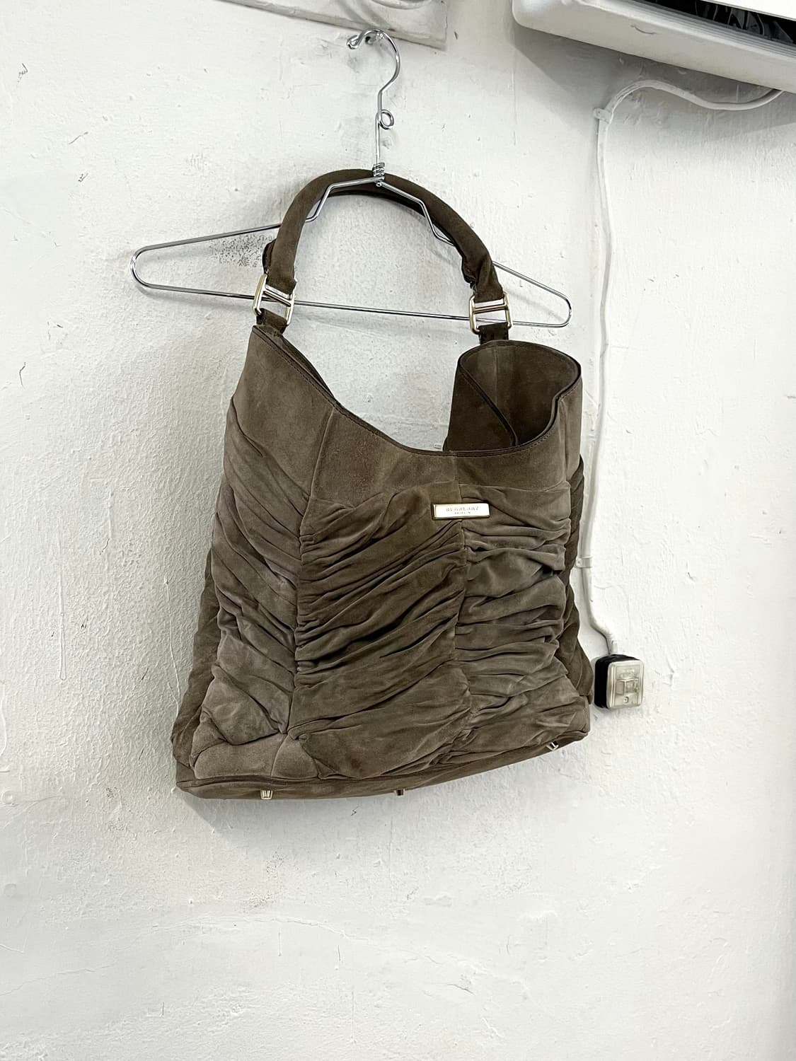 버버리 프로섬 셔링 스웨이드 레더 호보백 상품이미지2