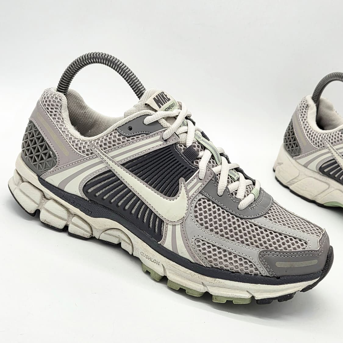 나이키 우먼스 줌 보메로5 코블스톤 앤 플랫 퓨터 (255)  상품이미지5