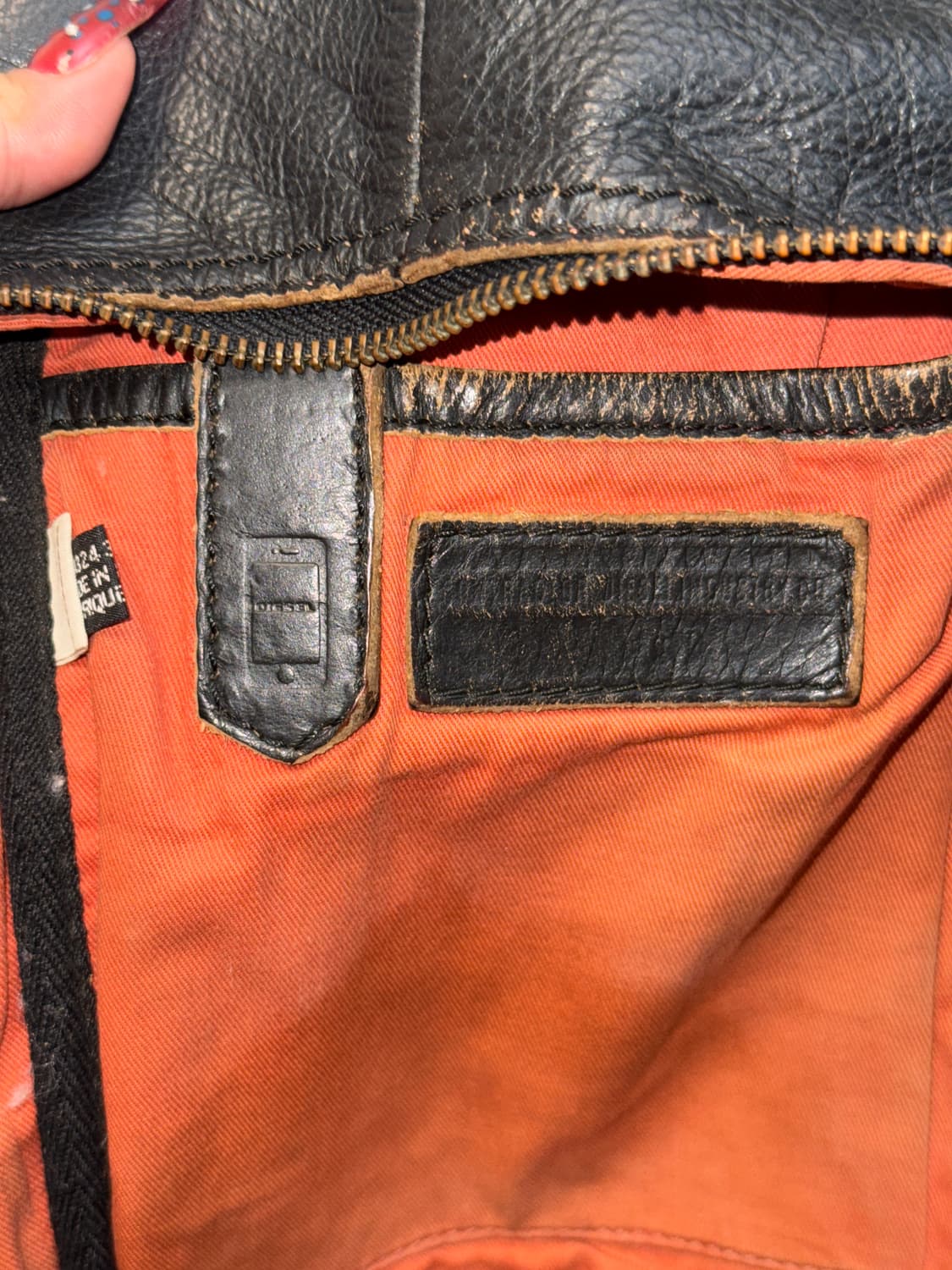 DIESEL aging brown cowhide body bag 상품이미지5