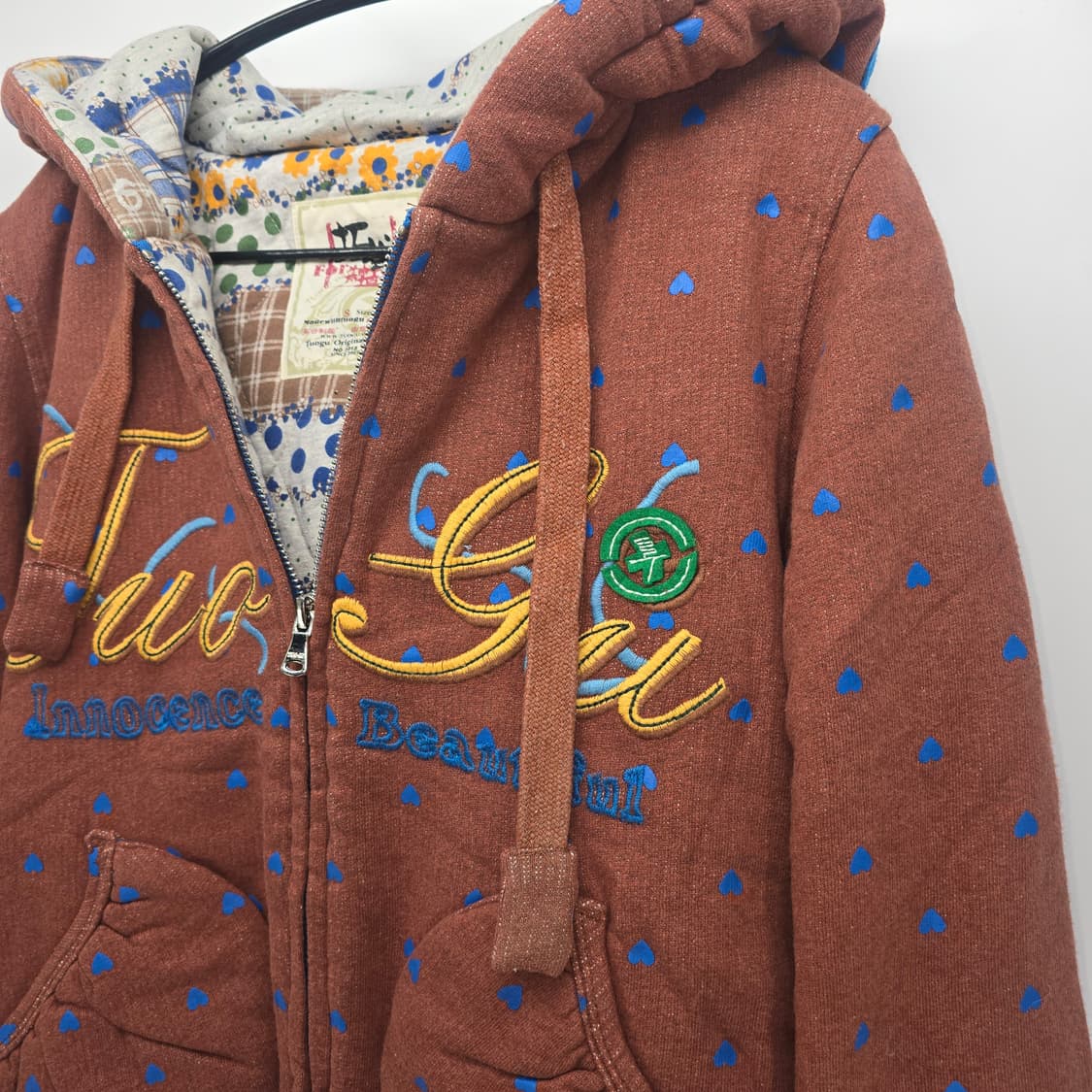 브라운 베이스에 블루 하트 패턴 후드집업 상품이미지4