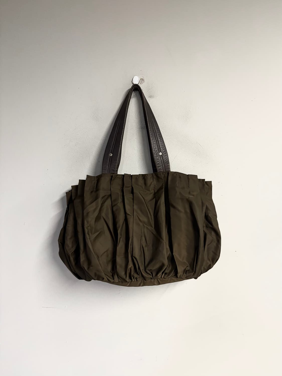 Y‘SACCS pleats ballon tote bag deep brow 상품이미지2