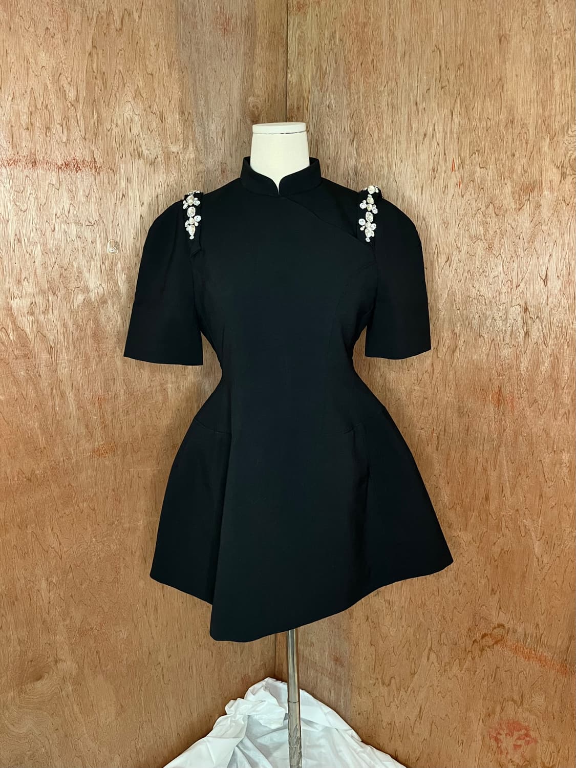 슈슈통 치파오 라인 크리스탈 숄더 미니 드레스 상품이미지1