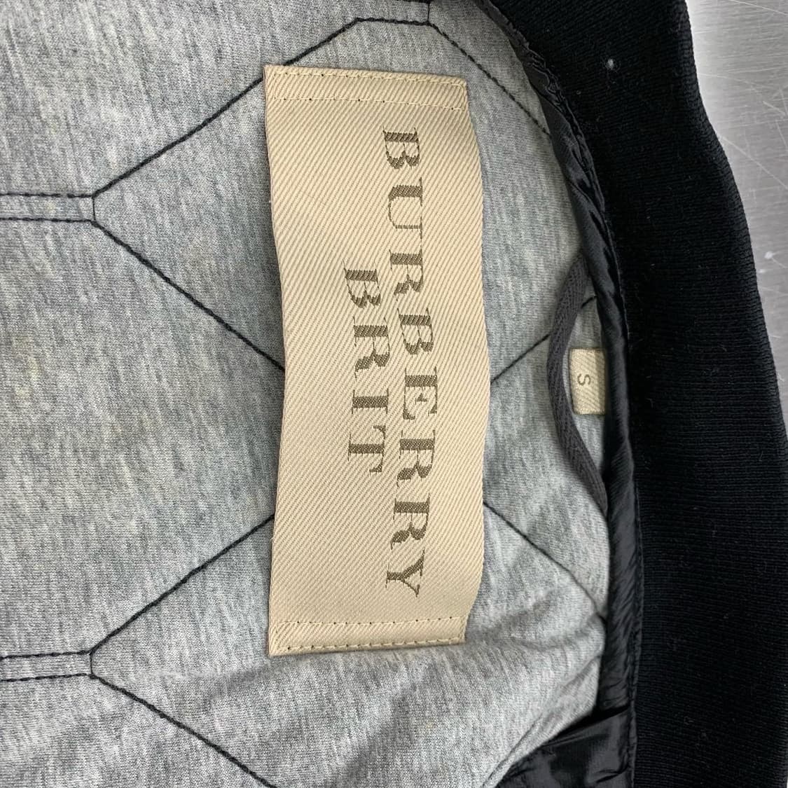 버버리 블랙 퀄팅 패딩 베스트 상품이미지4