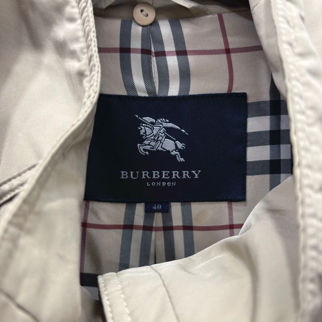 버버리 런던 하이넥 미디 경량 패딩 점퍼 클래식 체크 안감 디테일 베이지 상품이미지6