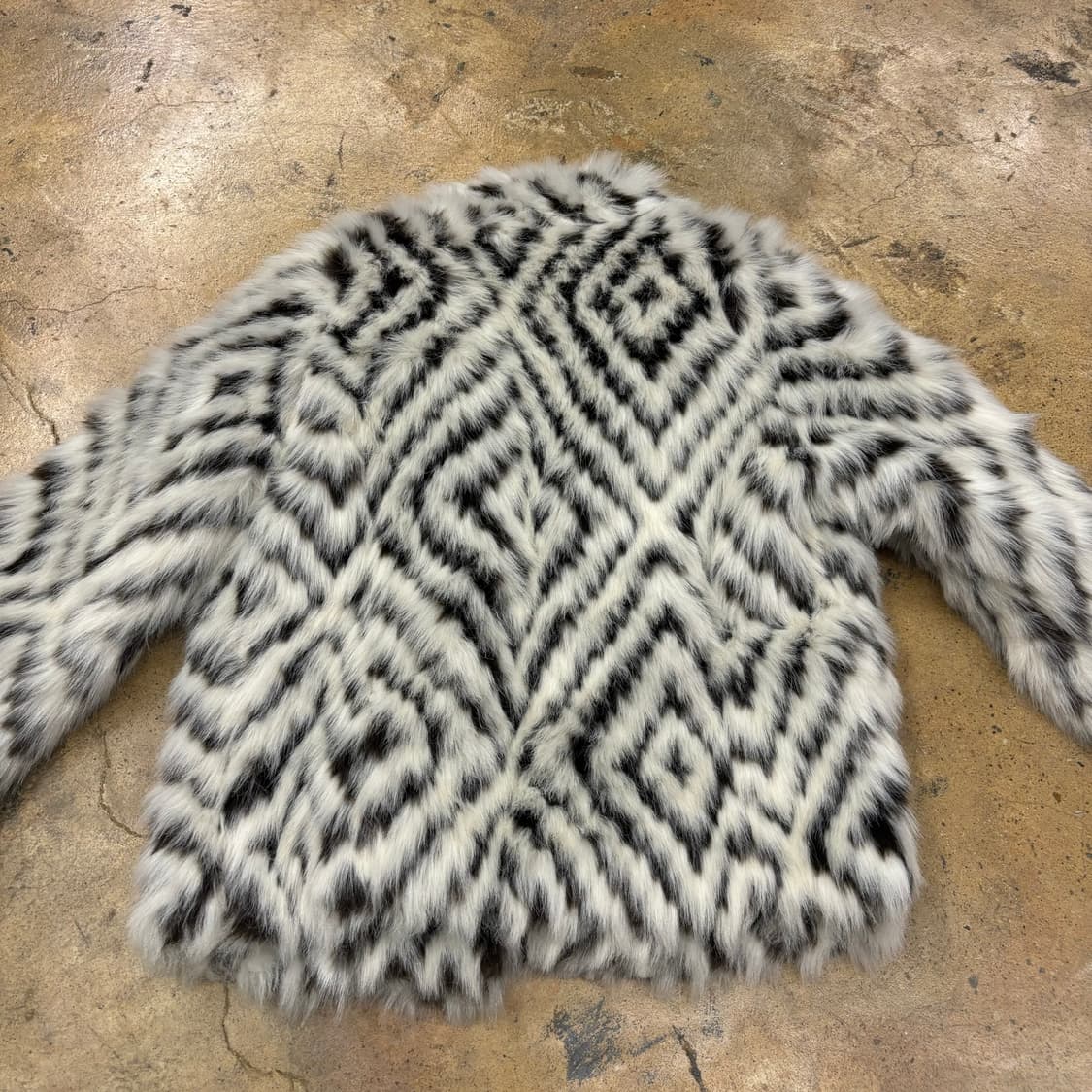 아베크롬비 퍼 지브라 흰검 자켓  상품이미지4