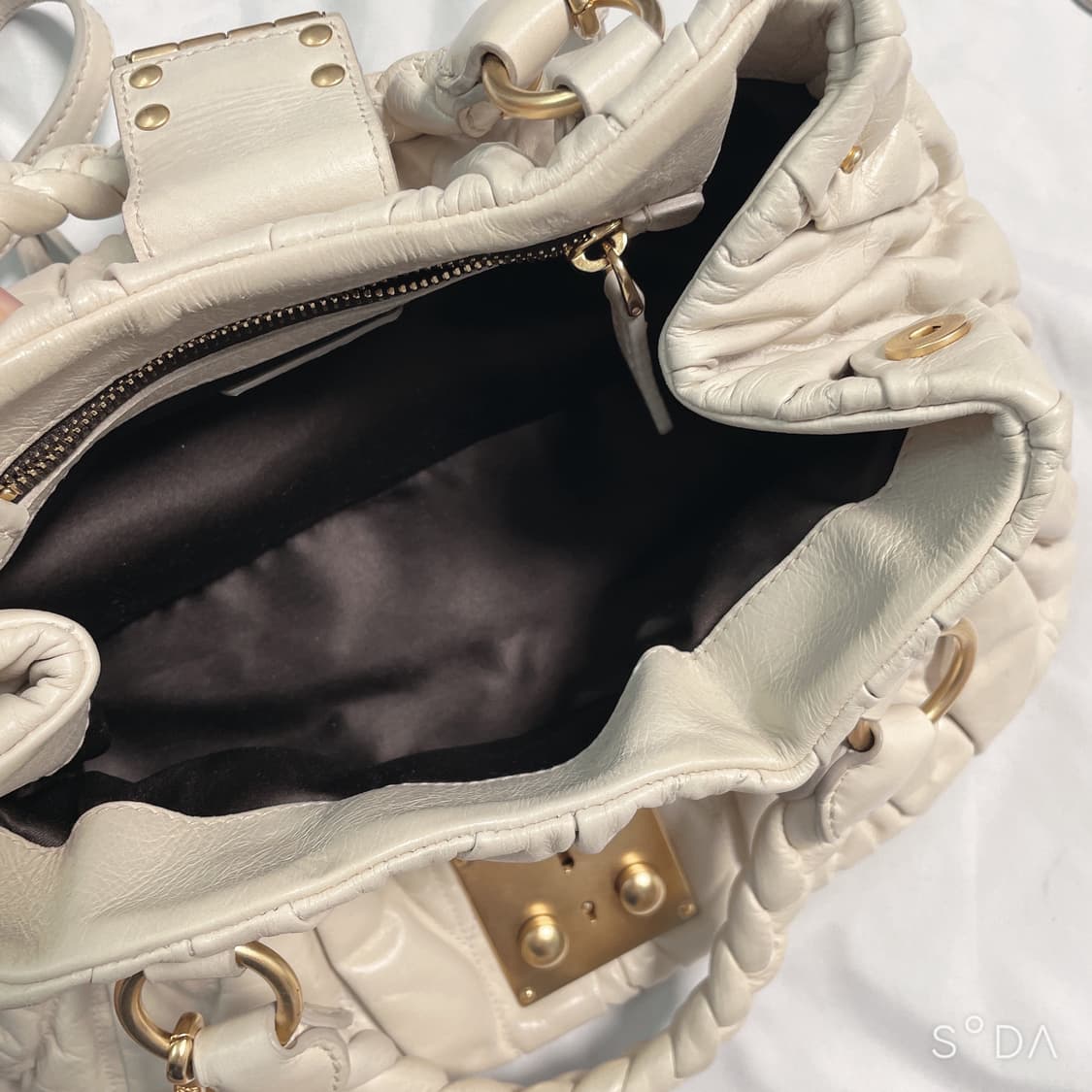 미우미우 아이보리 숄더백 상품이미지9