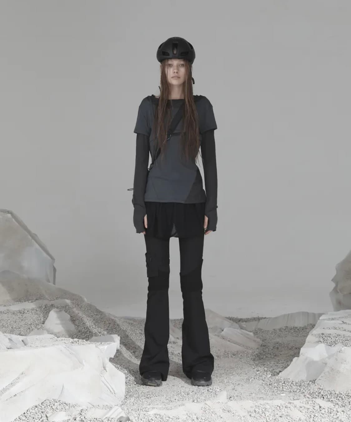 오호스 OJOS 레이어드 숄더 스트랩 롱 슬리브 차콜 상품이미지1