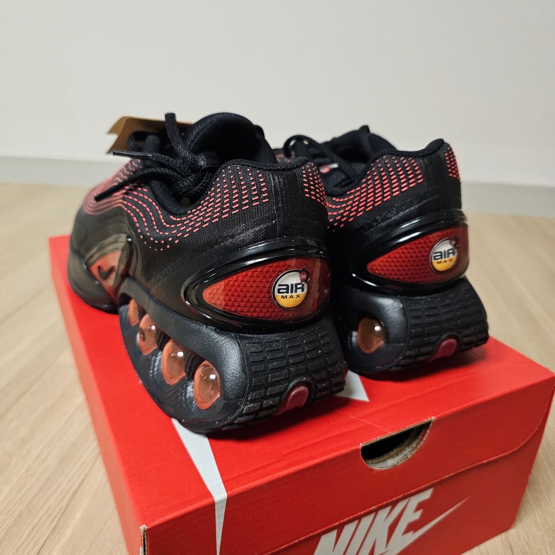 285 새제품) 나이키 에어맥스 Dn 에센셜 블랙 브라이트 크림슨 나코탭 상품이미지3