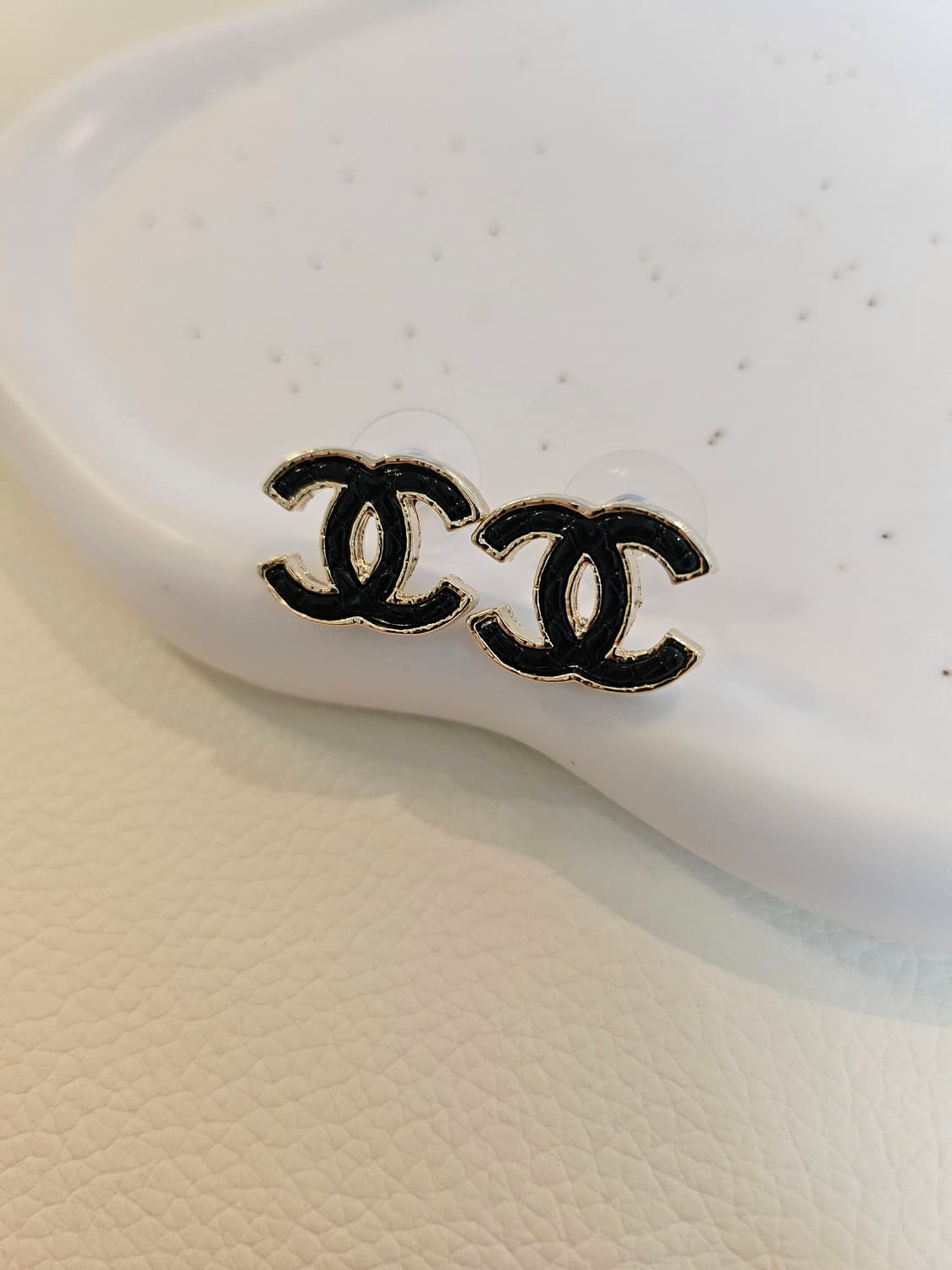 샤넬 블랙 퀼팅 CC로고 귀걸이 업사이클링 상품이미지4