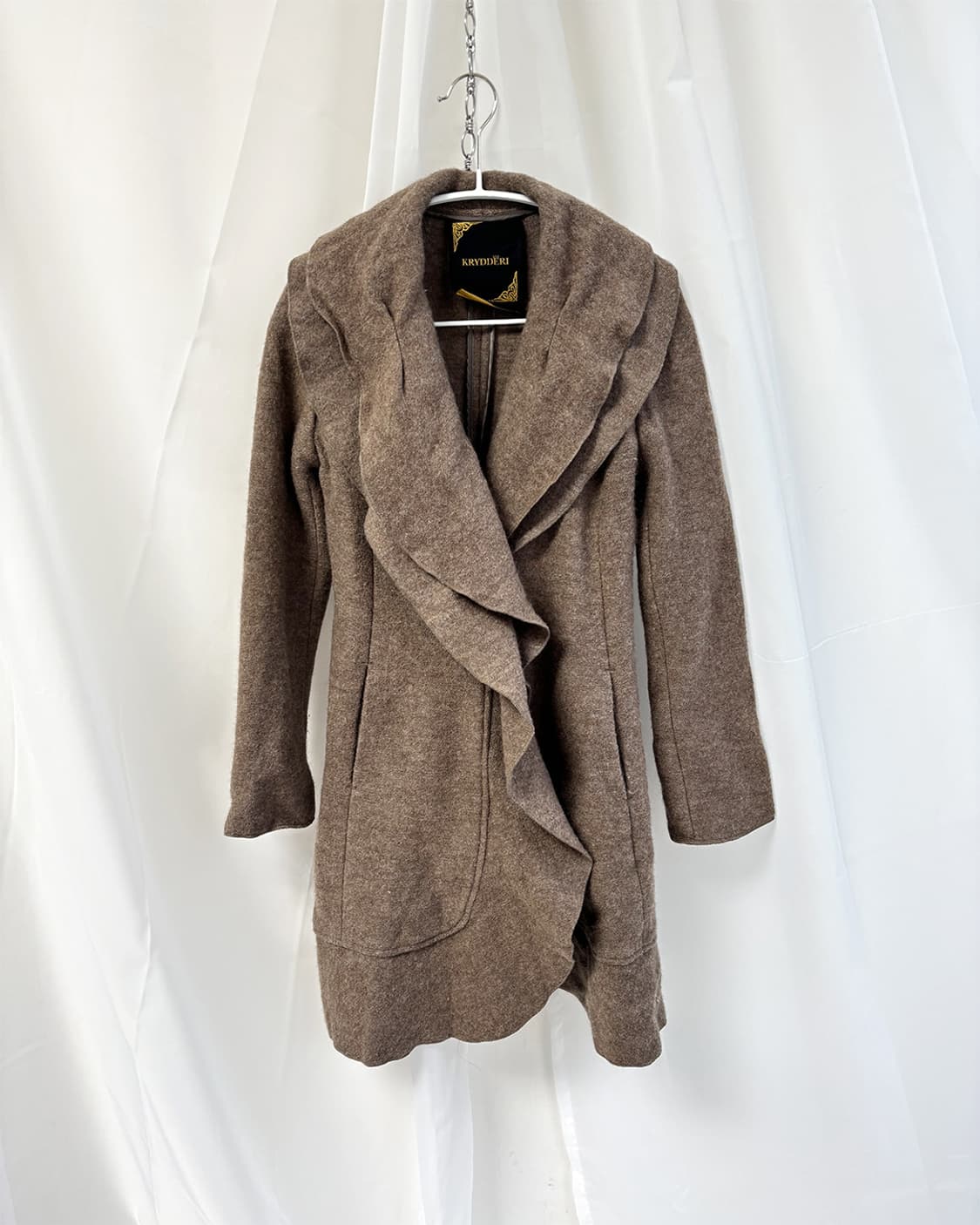 KRYDDERI 러플 플라운스 샌디베이지 코트 상품이미지1