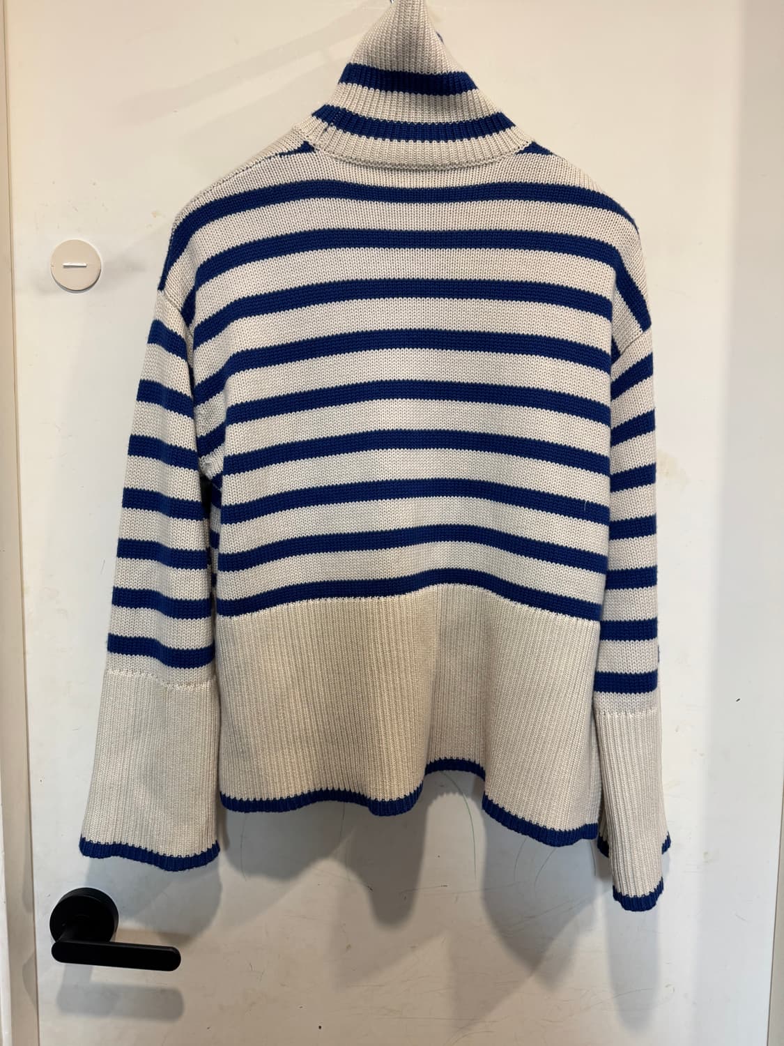 토템 시그니쳐 스트라이프 터틀넥 상품이미지4