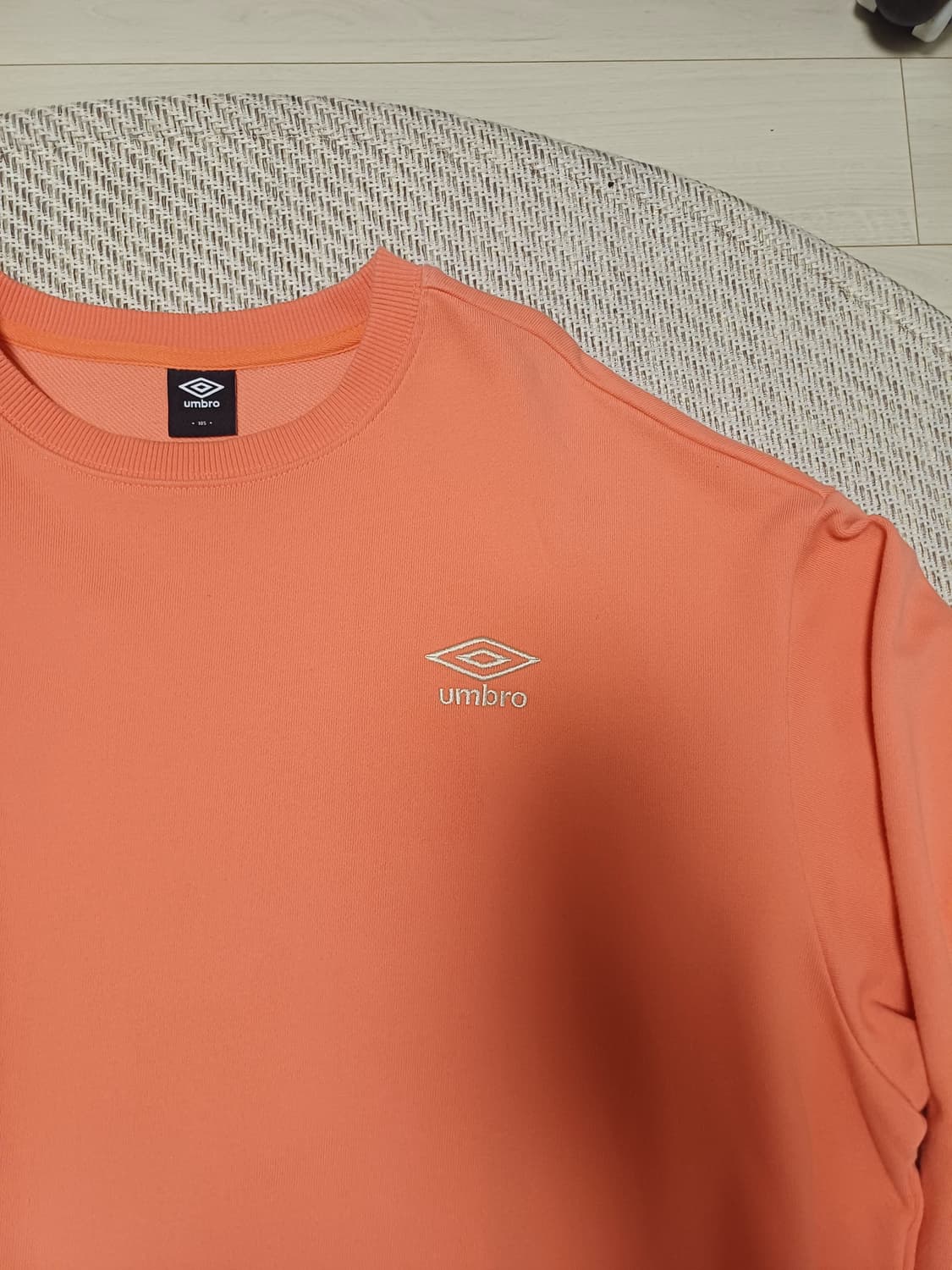 [105/XL] 엄브로 에센셜 스몰로고 와플 맨투맨 - 코랄 (세미크롭 상품이미지3