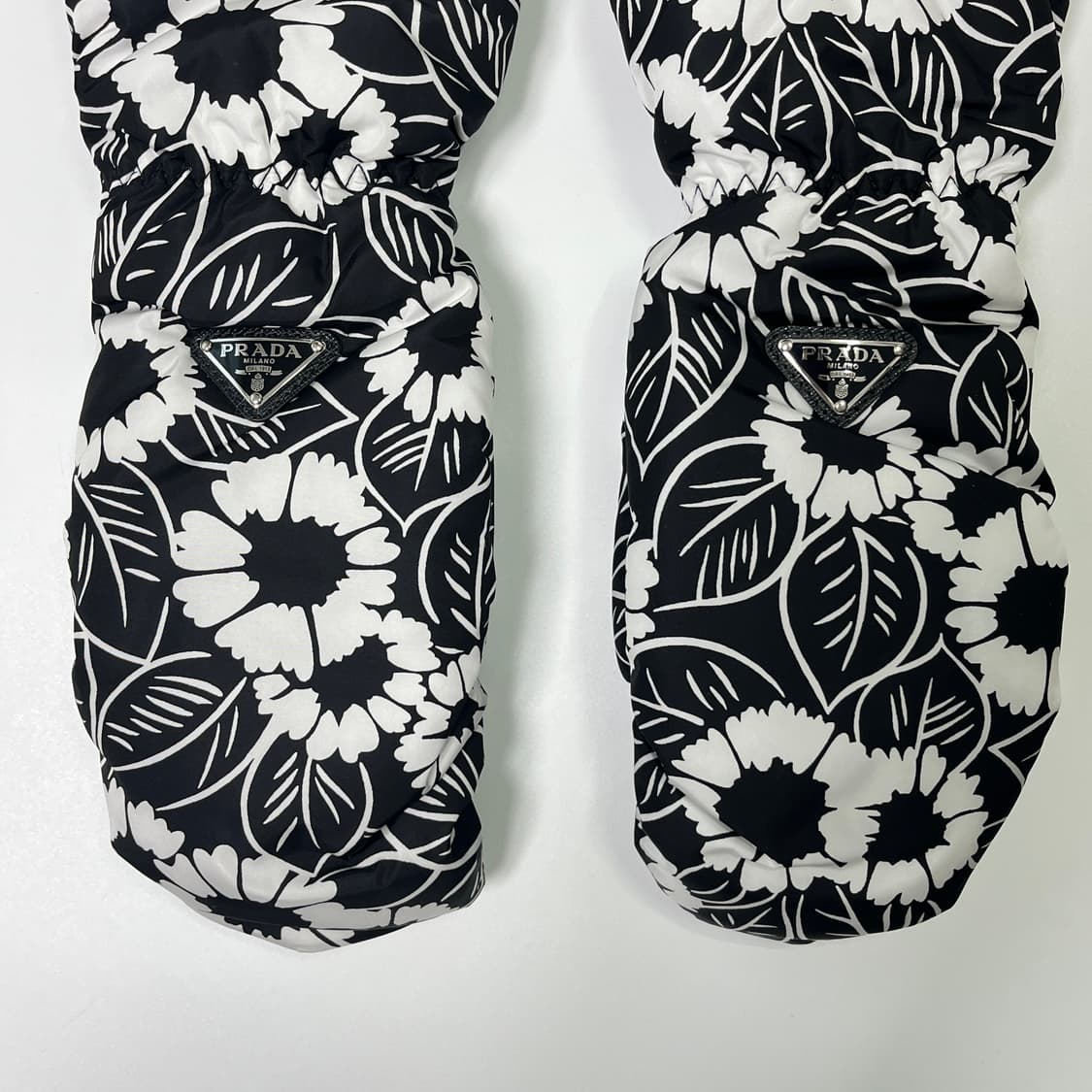 새상품 프라다 패딩 장갑 트라이앵글 로고 플라워 블랙 상품이미지2