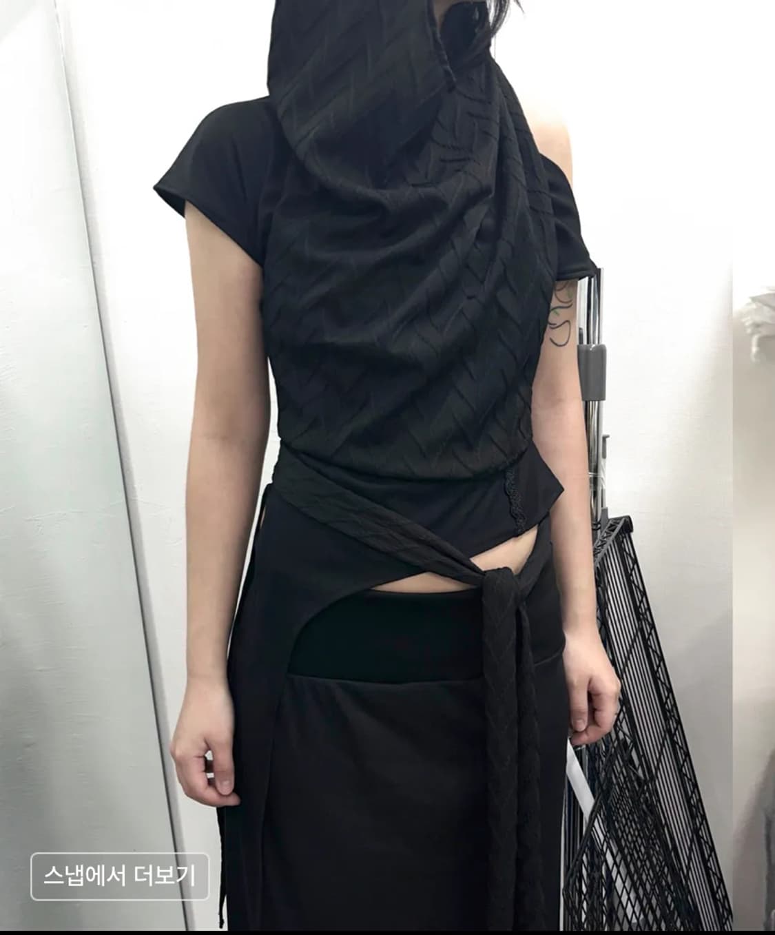 공일공사BACKLESS HALTER HOODIE 상품이미지1