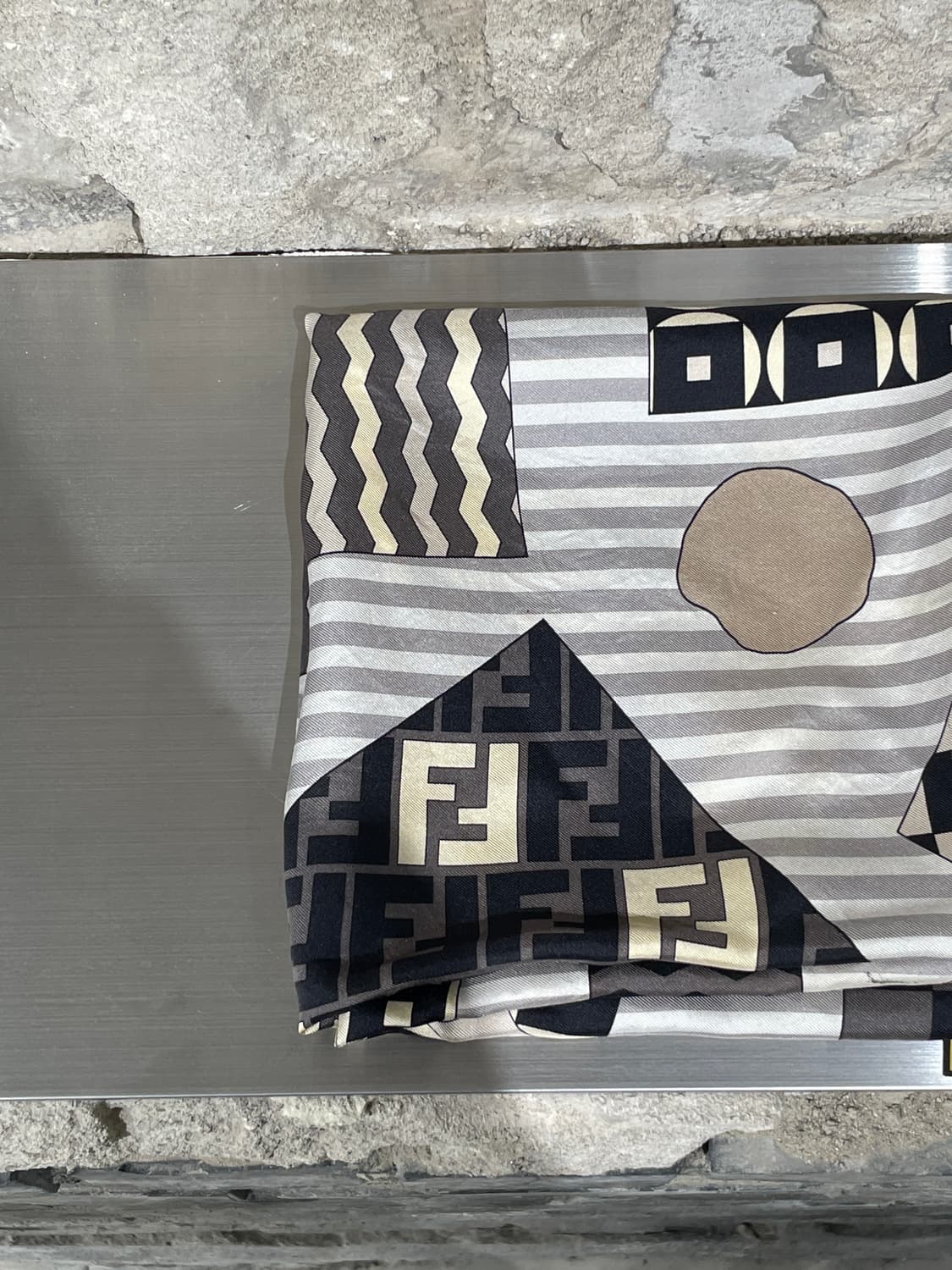 펜디 믹스 로고 멀티플 쉐입 실크 스카프 상품이미지3