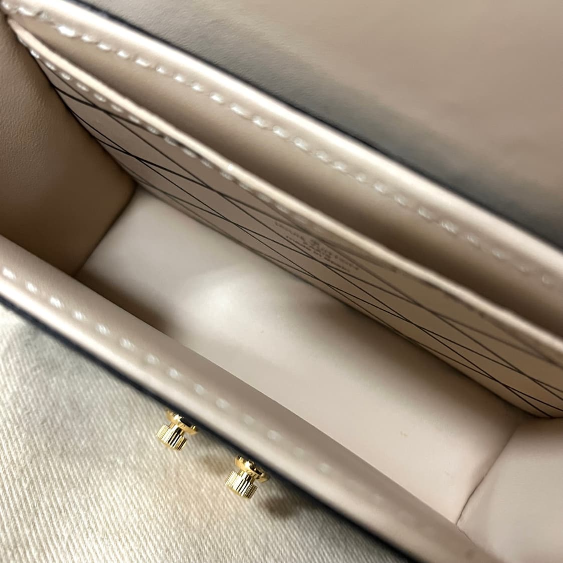 [S+급/정품] 루이비통 에센셜 트렁크 모노그램 체인 크로스백 가방 상품이미지6