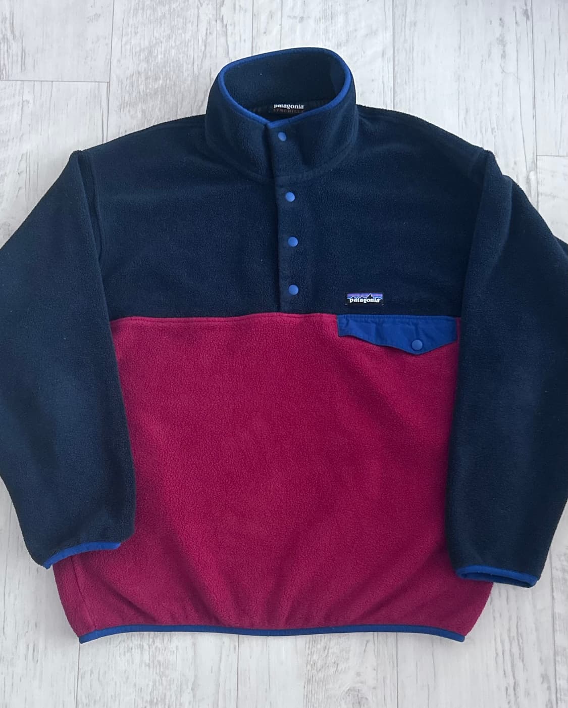 파타고니아 신칠라 라이트웨이트 풀오버 M 네이비/레드 켄달제너 착용 상품이미지1