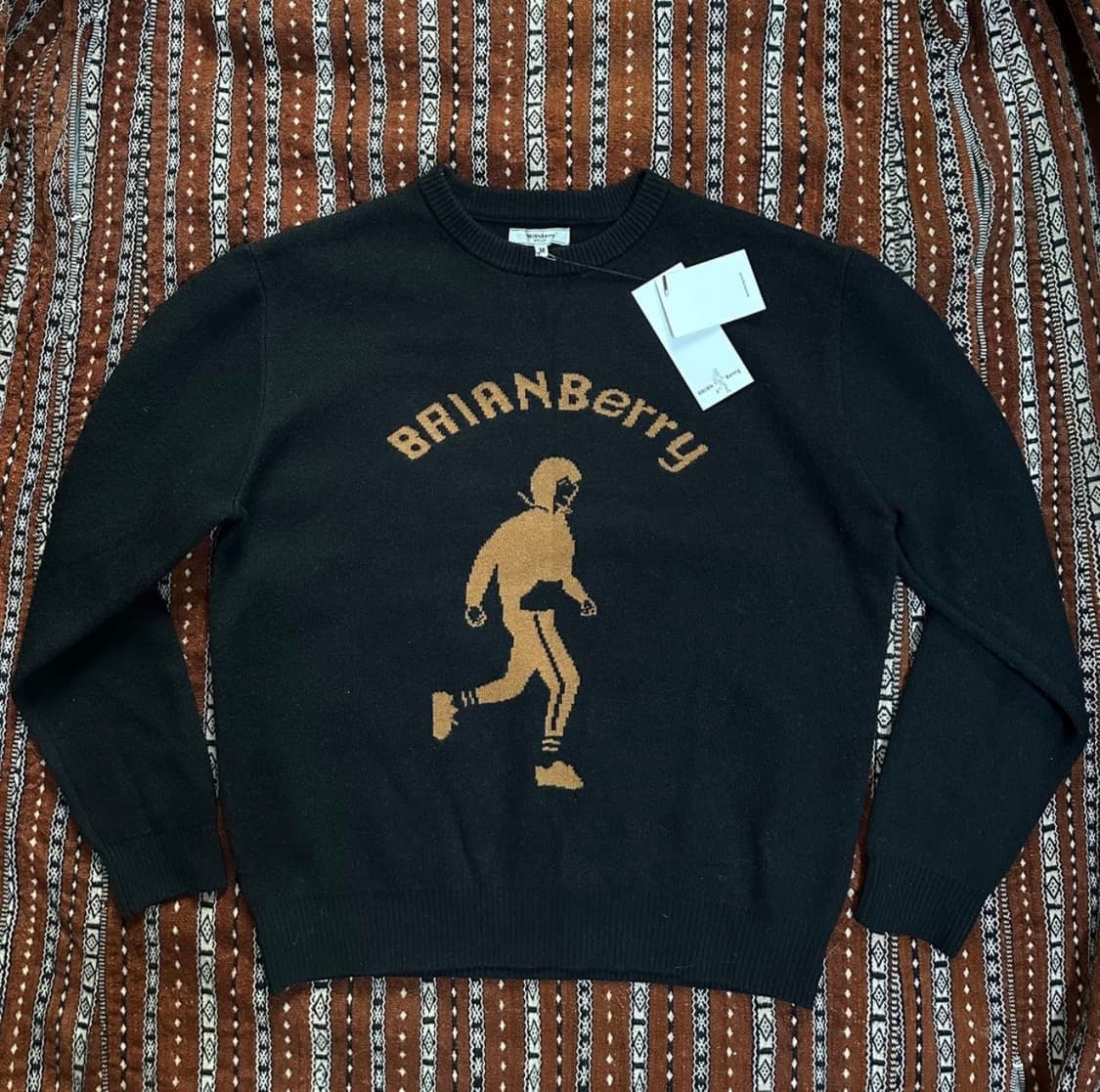 브라이언베리(BRIANBERRY) 아틀리에 그래픽 자카드 니트 - 블랙 상품이미지3