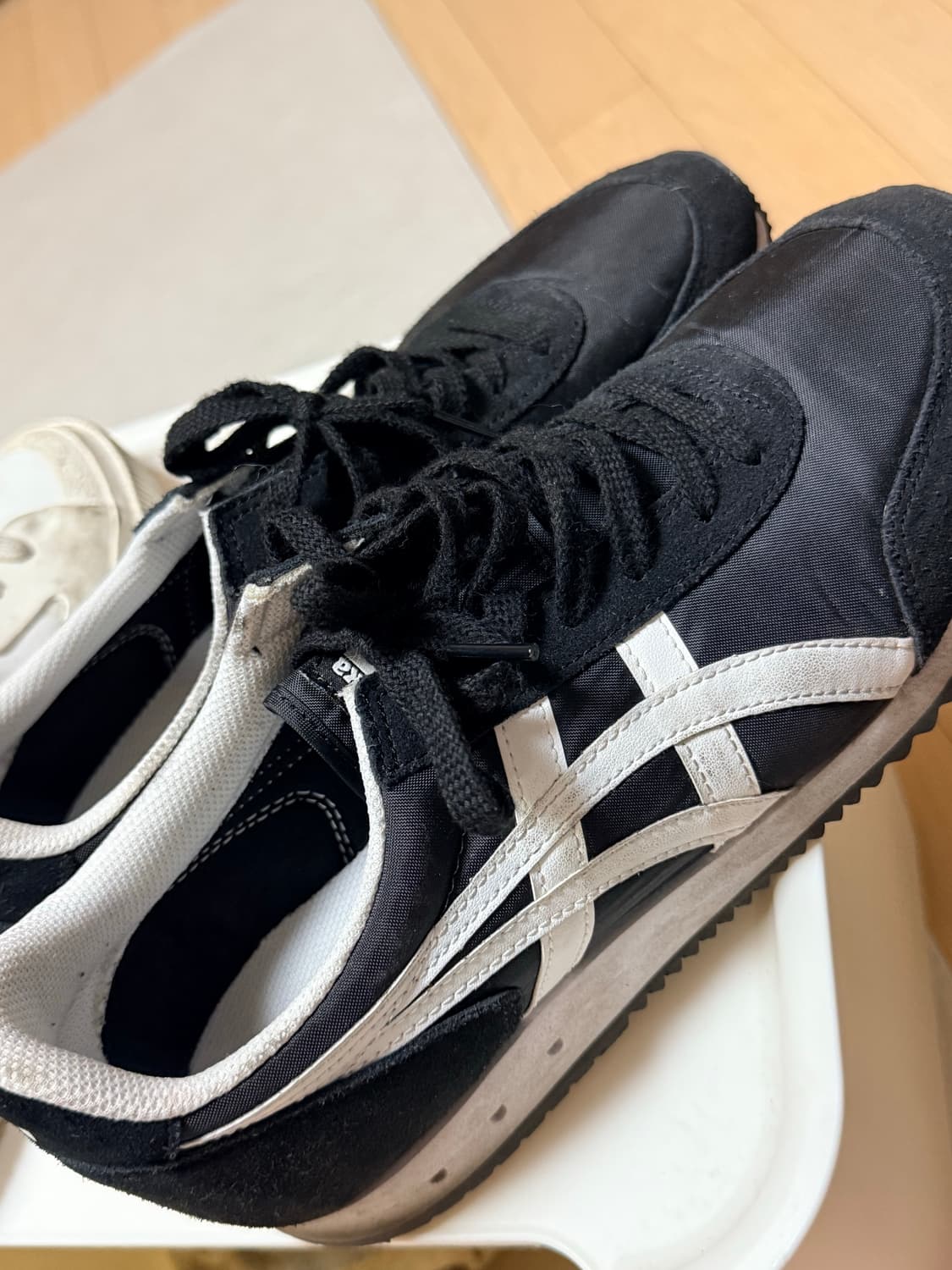 오니츠카 타이거 검흰 스니커즈 260mm 상품이미지1