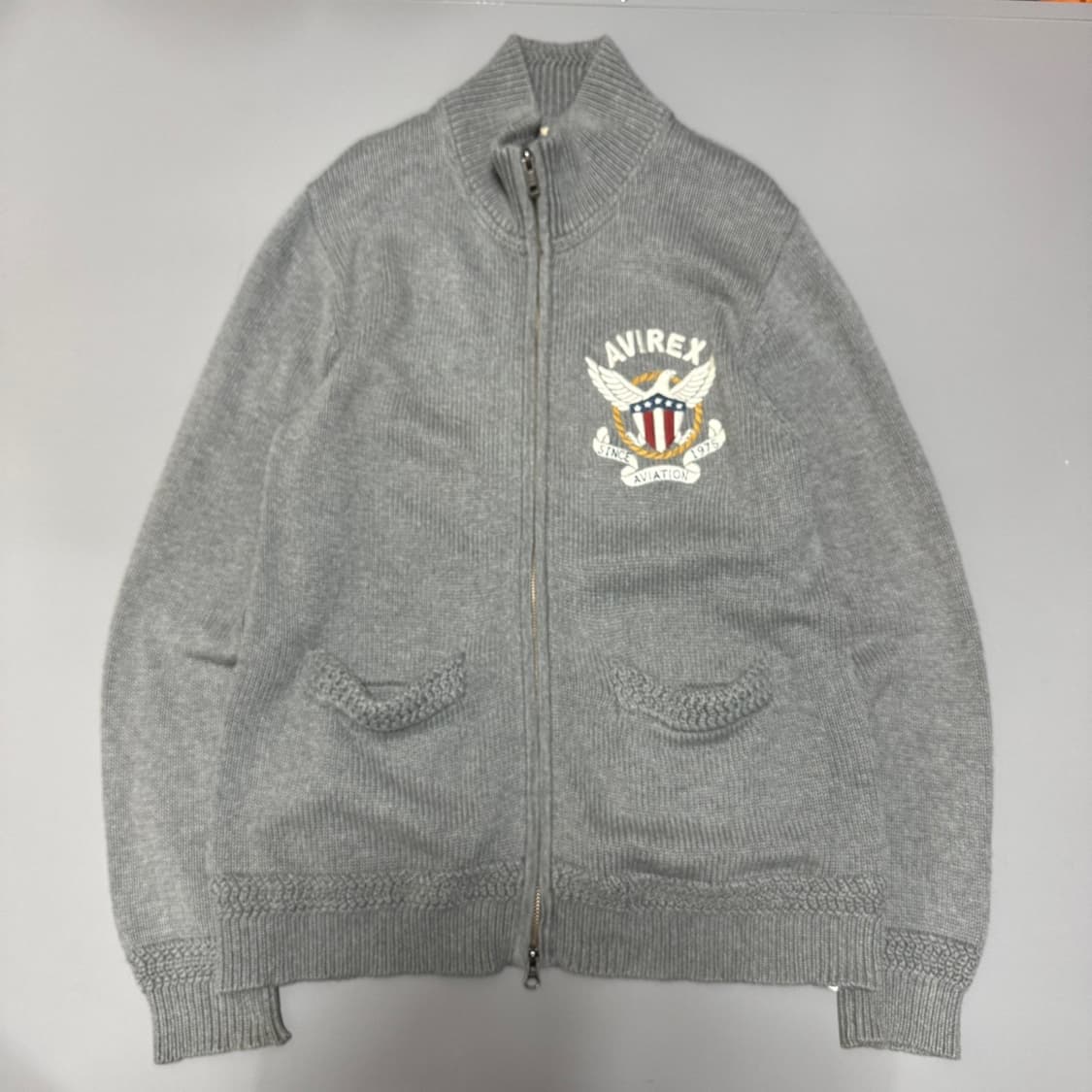 아비렉스(AVIREX) 멜란지 양면 자수 패치 코튼 드라이버 니트 집 상품이미지9