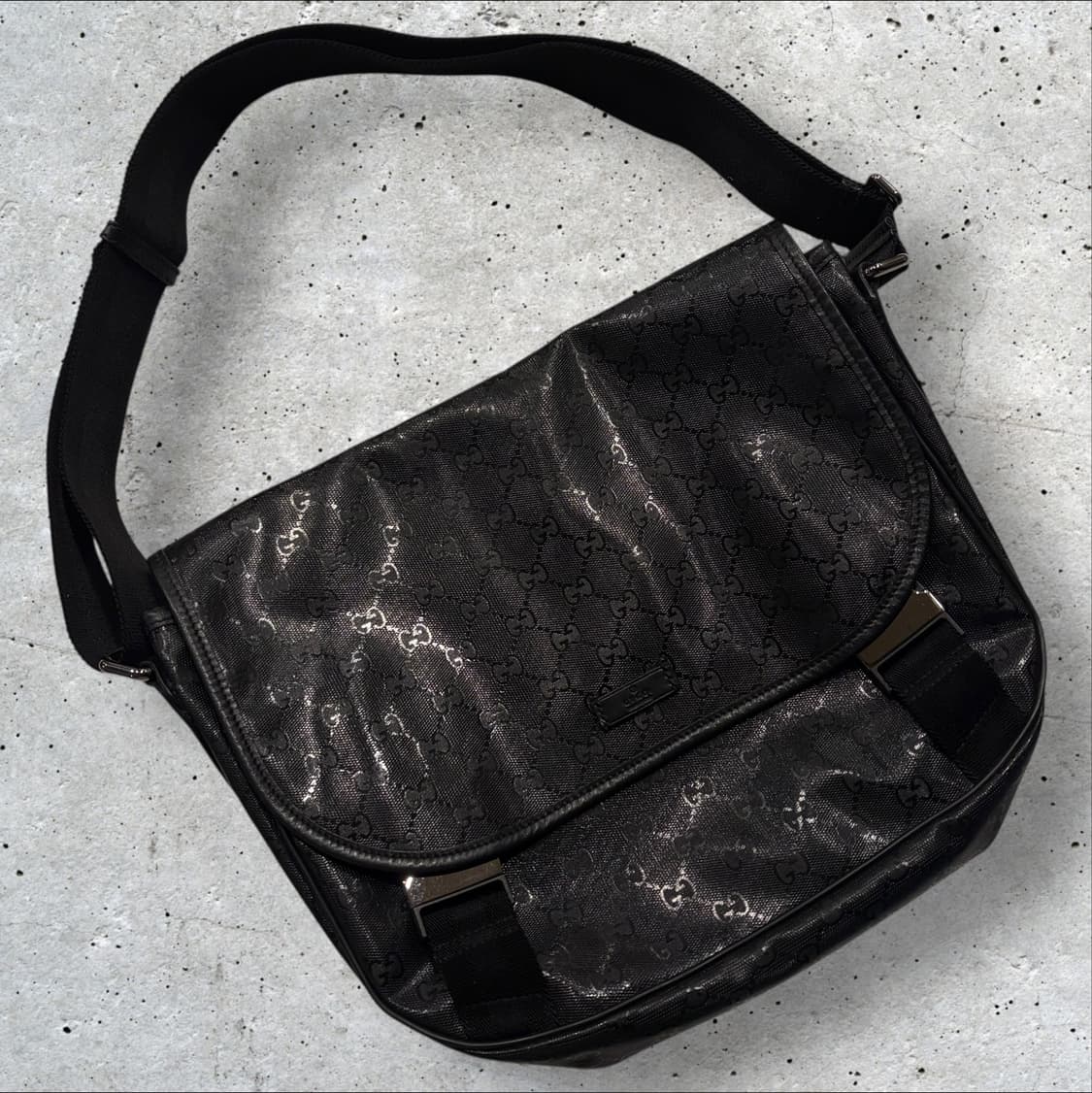 구찌 GG 로고 투버클 블랙 메신저백 상품이미지1