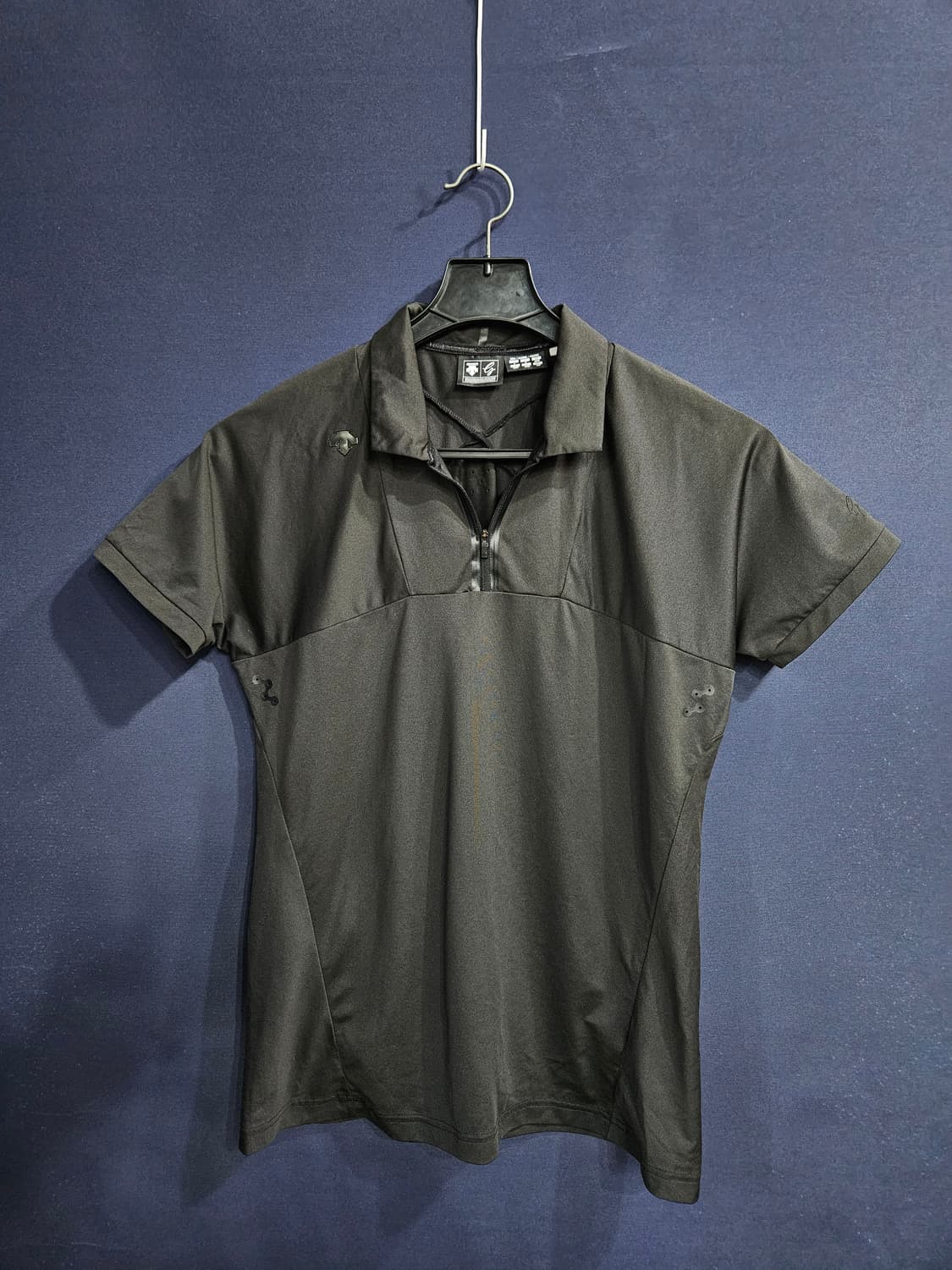 데상트 블랙차콜 남성 슬림핏 100 골프 반집업 카라반팔티  상품이미지1