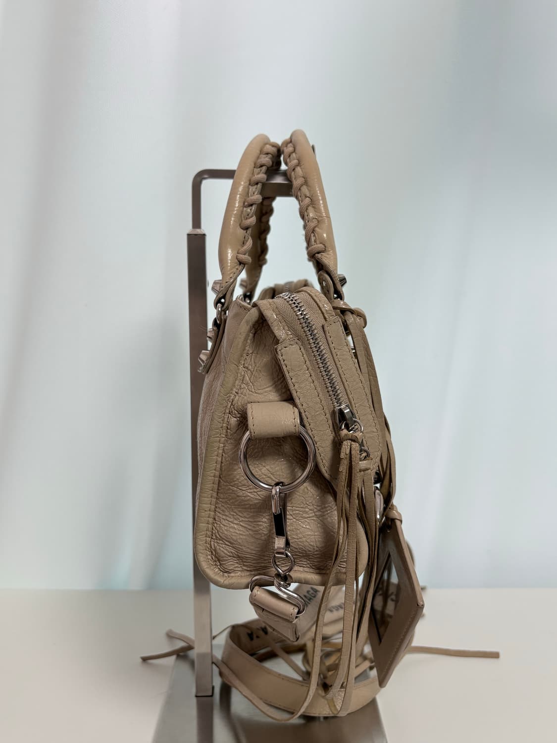 발렌시아가 모터백 미니 로고스트랩 베이지 상품이미지7