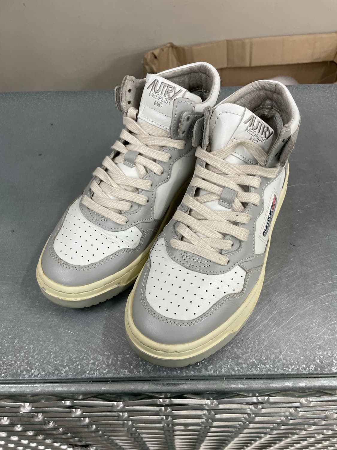 오트리 메달리스트 미드 레더 그레이 화이트 38 상품이미지2