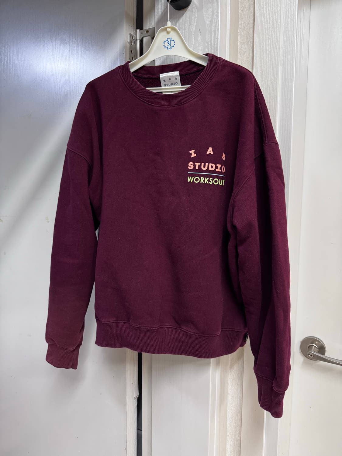 아이앱 스튜디오 버건디 맨투맨 티셔츠 상품이미지2