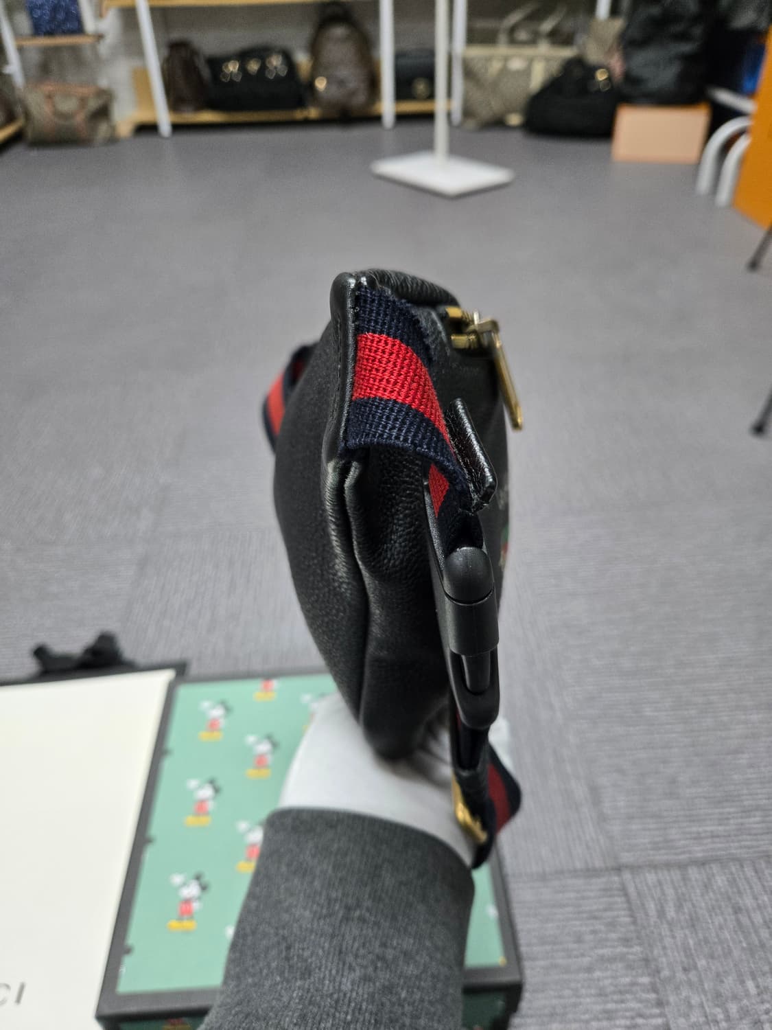 [특가][정품]구찌 띠로고 힙색 상품이미지4